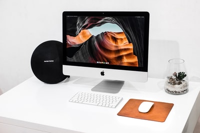 银色iMac，带苹果魔术键盘和魔术鼠标